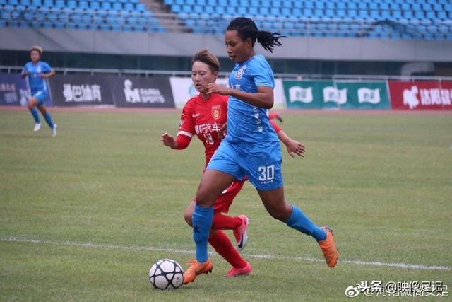 19岁网红“钟美美”回应4年留学花费约300万：人生才刚开始，我想出去看看，靠当网红来的流量是不可控的